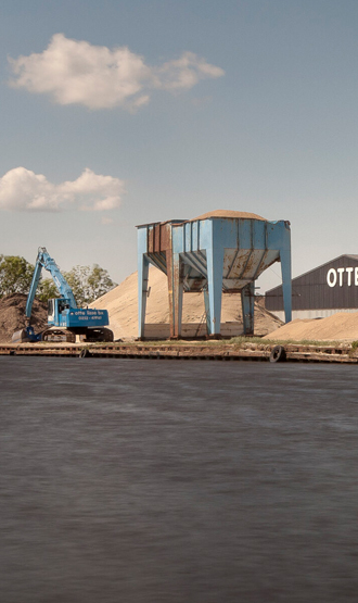 Werkterrein met ondergaande zon